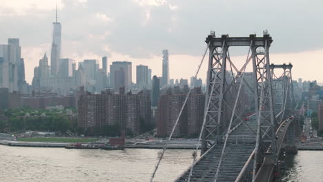 El-Puente-Williamsburg-De-La-Ciudad-De-Nueva-York-Al-Atardecer