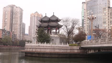 Alter-Chinesischer-Pagodentempel-Am-Jin-Fluss-Mit-Skyline-Der-Modernen-Stadt-In-Chengdu,-Der-Hauptstadt-Der-Chinesischen-Provinz-Sichuan