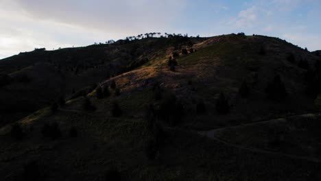 Vista-Aérea-De-Un-Camino-De-Grava-En-Terreno-Extremo-En-Las-Montañas.