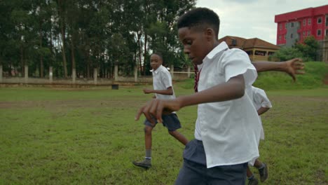 Afrikanische-Jungs-Spielen-Fußball-In-Uganda---Zeitlupe