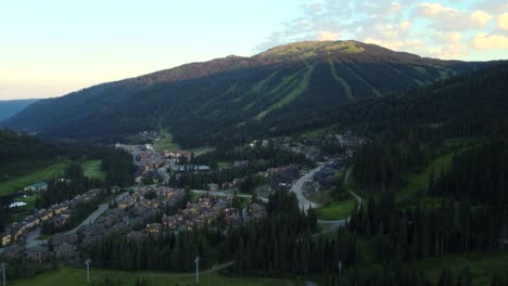 Establecimiento-De-Picos-De-Sol-Aéreos,-Estación-De-Esquí-Y-Ciclismo-Al-Atardecer,-Horizonte-De-Fondo