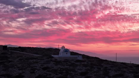 Sanftes-Pastellleuchten-Am-Himmel-Hinter-Der-Kirche-Der-Heiligen-Weisheit-In-Donousa,-Griechenland-Bei-Sonnenuntergang