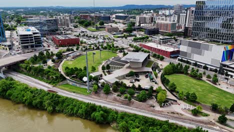 Toma-Aérea-De-Un-Dron-Saliendo-Del-Anfiteatro-Ascend-En-Nashville,-Tennessee