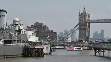 Cruceros-Por-La-Ciudad-Bajo-El-Puente-De-La-Torre,-Londres,-Reino-Unido