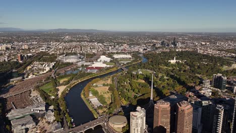 Overview-Shot-Of-Yarra-River-Between-Buildings,-Melbourne-City-CBD,-Australia