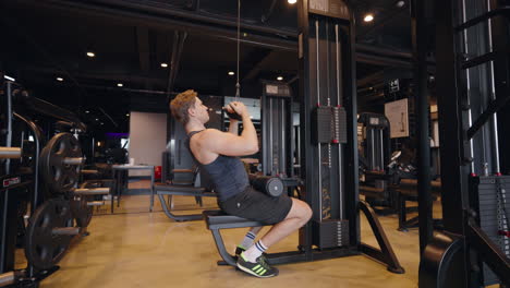 Hombre-Fisicoculturista-Caucásico-Natural-Haciendo-Ejercicios-De-Polea-Con-Agarre-En-V-Y-Cable-Para-Entrenar-Los-Músculos-Laterales-De-La-Espalda