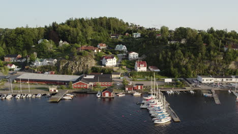 Lanchas-Rápidas-Y-Yates-Atracados-En-El-Puerto-Deportivo-De-Ljungskile,-Bohuslan,-Suecia:-Fotografía-Aérea-Con-Dron