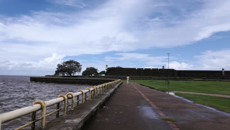 Pasear-Por-El-Paseo-Marítimo-De-Macapá