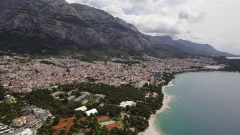 Playas-De-La-Riviera-De-Makarska-Y-Ciudad-Costera-Con-La-Cordillera-De-Biokovo-En-Croacia