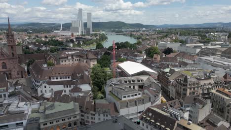 4K-Drohnenvideo:-Der-Rhein-Trennt-Die-Historische-Altstadt-Und-Die-Moderne-Neustadt-Von-Basel,-Schweiz