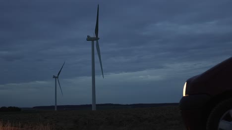 Zeitraffer-Windturbine-Erzeugt-Strom,-Sturmgraue-Wolken-Ziehen