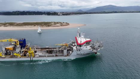 Baggerschiff-Vor-Santander,-Spanien,-Drohne,-Luftaufnahme