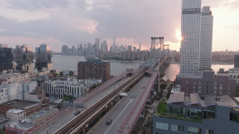 El-Puente-Williamsburg-De-La-Ciudad-De-Nueva-York-Al-Atardecer