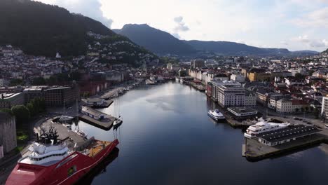 Toma-Aérea-Sobre-El-Puerto-De-Vagen-En-El-Centro-De-Bergen,-Noruega