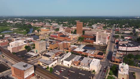 Toma-Cinematográfica-Con-Dron-Sobre-Aurora,-Illinois,-En-Verano