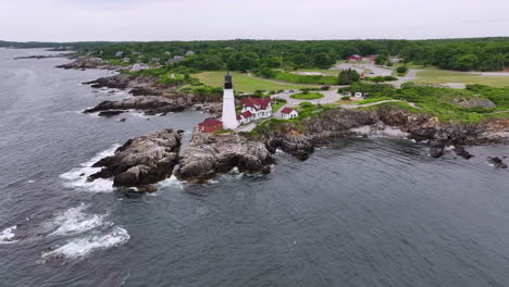 Wellen-Brechen-An-Der-Bucht-Von-Maines-ältestem-Leuchtturm,-Portland-Head-Light-Auf-Cape-Elizabeth