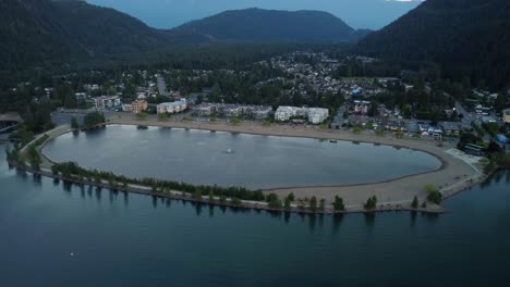 Toma-Aérea-Del-Lago-Harrison-Hot-Springs,-Un-Complejo-Vacacional-En-Una-Ciudad-Canadiense