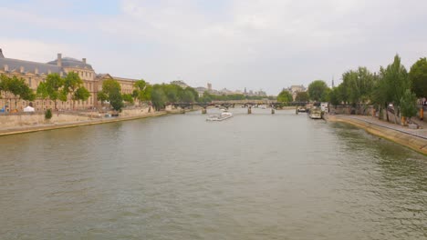 Bewegtbildvideo-Der-Berühmten-Pont-Des-Arts-In-Paris,-Frankreich-Mit-Booten,-Die-Tagsüber-Auf-Der-Seine-Segeln