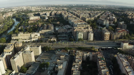 Vista-Aérea-Estática-Del-Tren-De-Cercanías-Que-Entra-En-El-Barrio-De-Trastevere,-Roma,-Italia