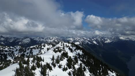 Atemberaubende-Berglandschaft-Mit-Etwas-Schnee