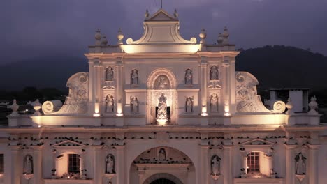 La-Majestuosa-Catedral-De-Antigua-Guatemala-Se-Alza-Iluminada-Al-Anochecer,-Su-Arquitectura-Clásica-Es-Un-Testimonio-De-La-Historia.