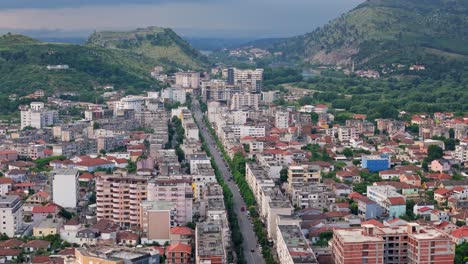 Drohnenaufnahme-Eines-Wunderschönen-Viertels-Von-Albanien-Mit-Burghügeln-Im-Hintergrund