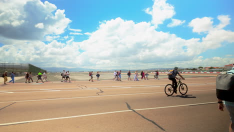 Peatones-Y-Ciclistas-Cruzando-La-Pista-Del-Aeropuerto-De-Gibraltar-Bajo-Un-Cielo-Nublado