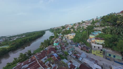 Erstaunliche-FPV-Drohnenaufnahmen-Des-Viertels-Capotillo-In-Santo-Domingo,-Dominikanische-Republik