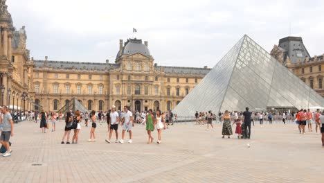 Pirámide-Del-Louvre-Con-Gente-Caminando-En-El-Patio-Principal-Durante-Los-Juegos-Olímpicos-De-Verano-De-2024-En-París,-Francia