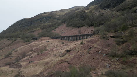 Escocia-Puente-Viaducto-Montaña-Valle-Dron-4k