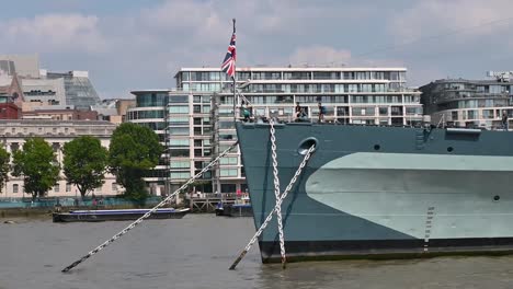 Bandera-Británica-En-La-Parte-Delantera-Del-HMS-Belfast,-Londres,-Reino-Unido