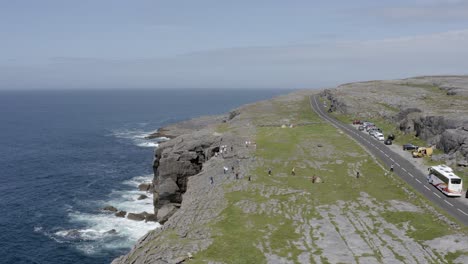 Acantilados-Kársticos-Glaciares-Escarpados-En-La-Costa-Oeste-De-Irlanda,-El-Burren