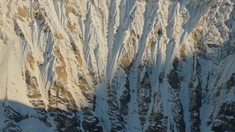 Primer-Plano-De-Una-Empinada-Cara-De-Montaña-Cubierta-De-Nieve-En-Las-Montañas-Del-Himalaya-En-Nepal,-Paisaje-De-Montaña-Cubierto-De-Nieve-Blanca,-Cara-De-Montaña-Escarpada-En-Invierno