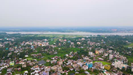 Vista-Aérea-Del-Distrito-De-Bangladesh-Con-El-Río-Al-Fondo