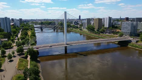 Moderno-Puente-Pont-Eric-tabarly-Sobre-El-Río-Loira,-Ribera-De-Nantes,-Francia