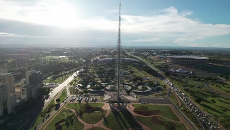 Vista-Aérea-De-La-Torre-De-Televisión-En-El-Centro-De-Brasilia.