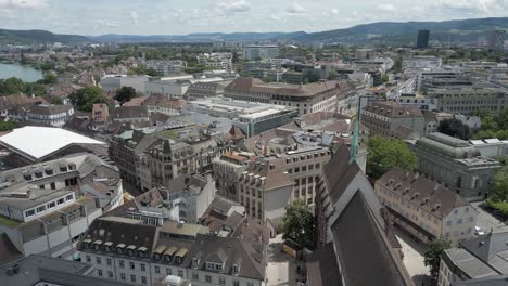 Vídeo-De-Dron-En-4K-Del-Horizonte-Histórico-De-Basilea,-Suiza,-A-Lo-Largo-Del-Río-Rin