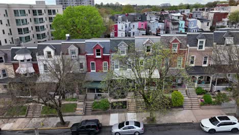 Reihenhäuser-In-Einer-Amerikanischen-Stadt-Mit-Treppen-Und-Veranda-Vor