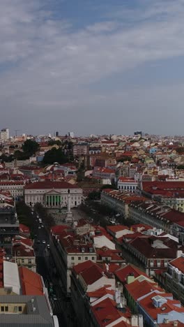 Vista-Aérea-Del-Centro-De-La-Ciudad-De-Lisboa,-Portugal,-Vídeo-Vertical