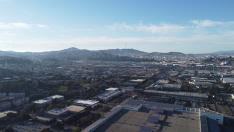 Zoom-Aufnahme-Von-Einer-Drohne-Zeigt-Teile-Des-Bayview-District-In-San-Francisco,-Im-Vordergrund-Bernal-Heights-Und-Potrero-Hill