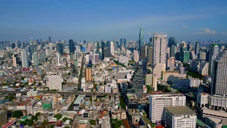 Vista-Aérea-De-Los-Horizontes-De-La-Ciudad-De-Bangkok,-Distrito-De-Sathon-En-Tailandia