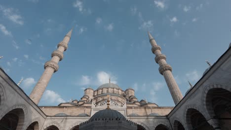 Vista-Interior-Mirando-Hacia-Las-Torres-Con-Nubes-En-El-Cielo-En-La-Mezquita-Azul-En-Estambul,-Turquía