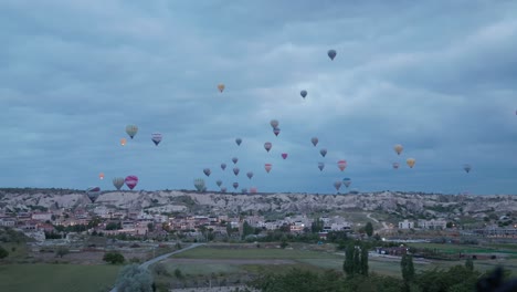 Heißluftballons-Blinken-Rot,-Wenn-Flammen-Entzündet-Werden,-Um-Sie-Am-Himmel-über-Kappadokien,-Türkei-Zu-Halten