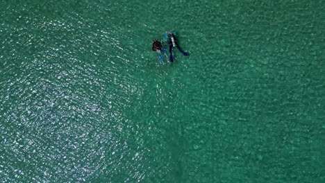 Buceadores-Bajo-El-Agua,-Equipo-De-Tanque-De-Oxígeno-En-Agua-De-Mar-Turquesa,-Vista-Aérea