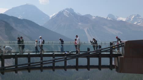 Touristen-Genießen-Den-Malerischen-Icefield-Skywalk-Im-Banff-Nationalpark-Mit-Atemberaubender-Aussicht-Auf-Die-Berge