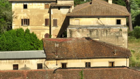 Villa-Rústica-En-Italia-Con-Paredes-Desgastadas-Y-Techos-De-Tejas-Bañados-Por-La-Luz-Del-Sol