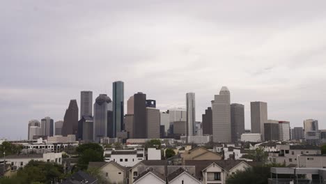 Eine-Nahaufnahme-Der-Skyline-Von-Houston,-Texas,-Von-Westen-In-Der-Nähe-Des-Buffalo-Bayou-Auf-Einem-Dach