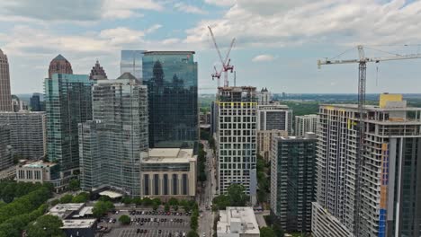 Arquitecturas-Modernas-En-Ascenso-En-El-Centro-De-Atlanta,-Georgia,-Estados-Unidos