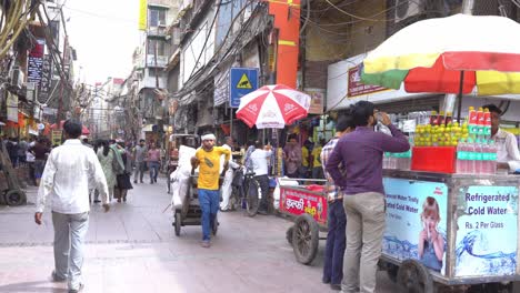 Calle-Concurrida-De-Chandni-Chowk,-En-La-Antigua-Delhi,-Con-Cables-Caóticos-Y-Alambres-Colgando-De-Postes