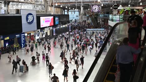 Hinauf-Die-Rolltreppe-In-Waterloo,-London,-Großbritannien